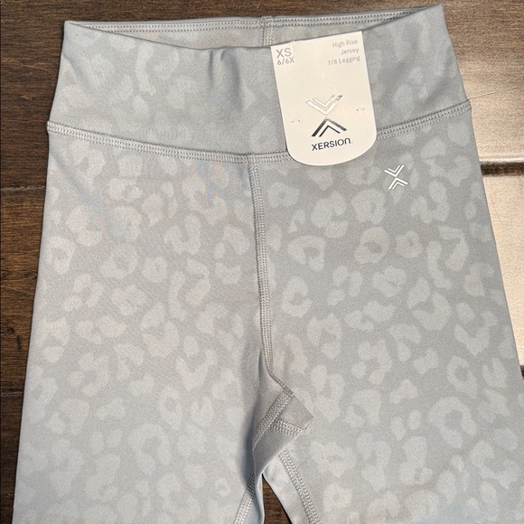 ❤️3/$30 Xersion Light Gray Animal Print Kids High Rise Jersey 7/8 Leggings NWT - Picture 2 of 7